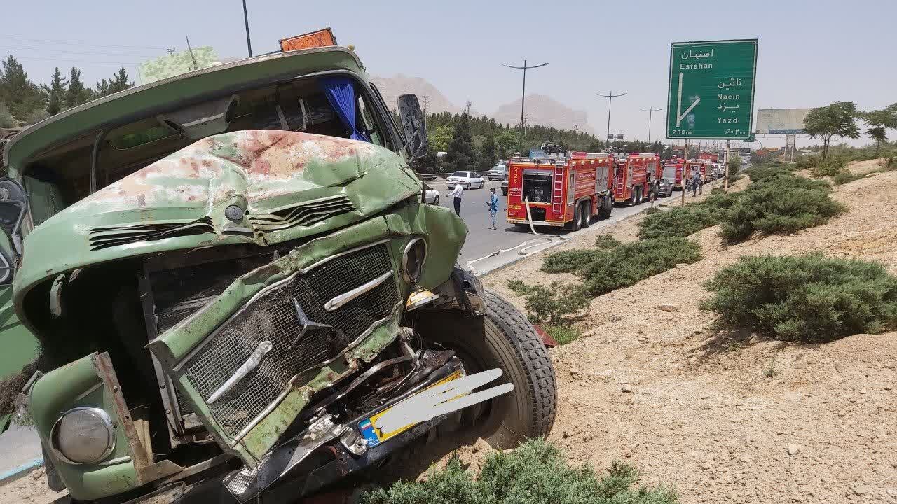 تصادف و احتمال واژگونی تانکر حمل سوخت در اتوبان شهید دستجردی + فیلم