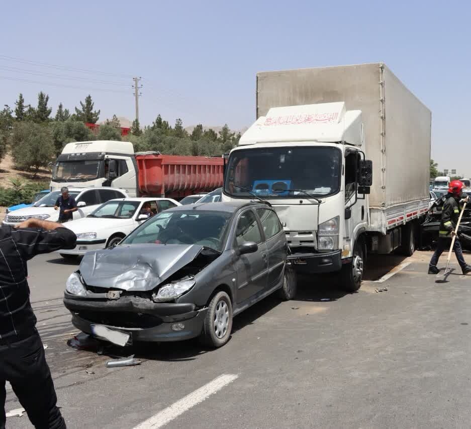 جزئیات امدادرسانی آتشنشانی به حادثه تصادف تانکر حامل سوخت/ تصادف پراید در خیابان بهارستان