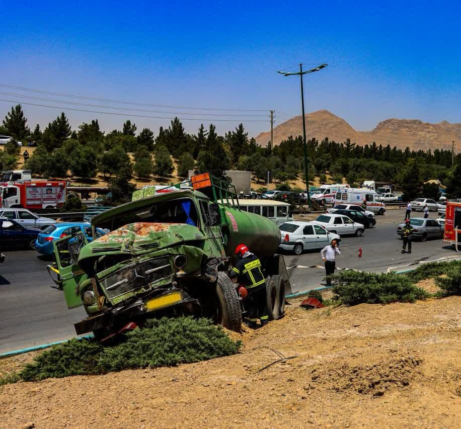 جزئیات امدادرسانی آتشنشانی به حادثه تصادف تانکر حامل سوخت/ تصادف پراید در خیابان بهارستان