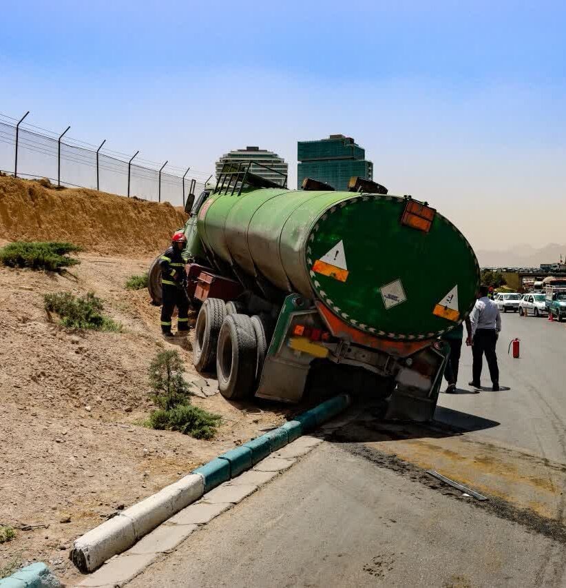 جزئیات امدادرسانی آتش‌نشانی به حادثه تصادف تانکر حامل سوخت/ تصادف پراید در خیابان بهارستان