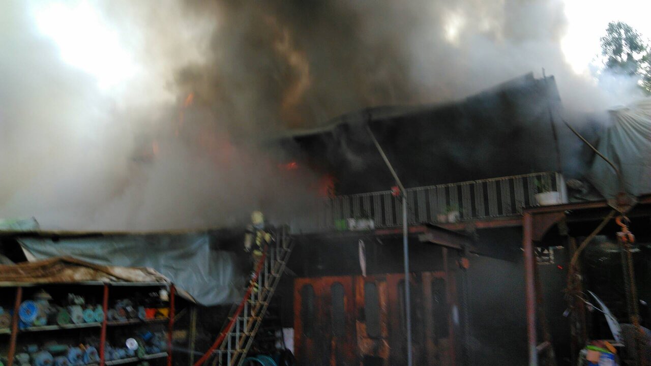 آتشسوزی بارانداز ۷۰۰۰ متری در تهران + عکس