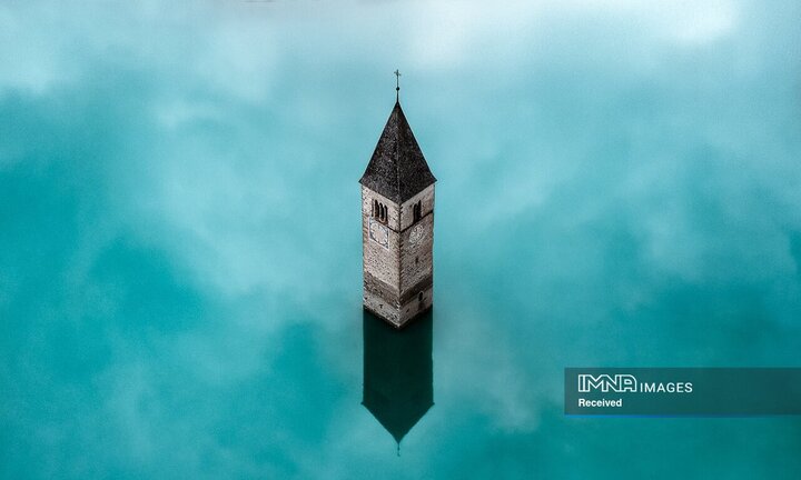 یک برج کلیسایی متعلق به قرن چهاردهم میلادی در ایتالیا به‌عنوان یادگاری تکان‌دهنده از روستای غرق‌شده کورون ونوستا است. در سال 1950، کل روستا به دنبال ساخت یک سد زیر آب رفت و در نتیجه حوضه مصنوعی به نام دریاچه رسیا ایجاد شد. برج کلیسا تنها بازمانده این روستا است.