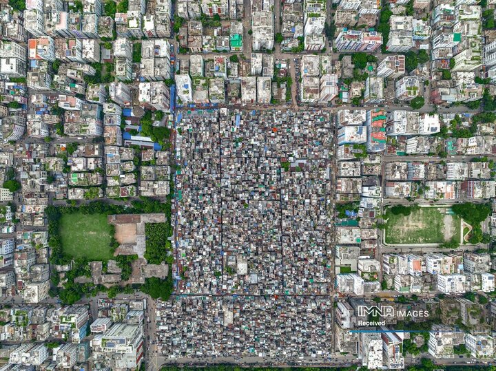 در منطقه پرجمعیت داکا، پایتخت بنگلادش، پیامدهای زیانبار شهرنشینی مشهود است. یکی از مهم ترین تاثیرات آن، از بین رفتن تدریجی فضاهای سبز در نقاط مختلف شهر در چند سال گذشته است.
