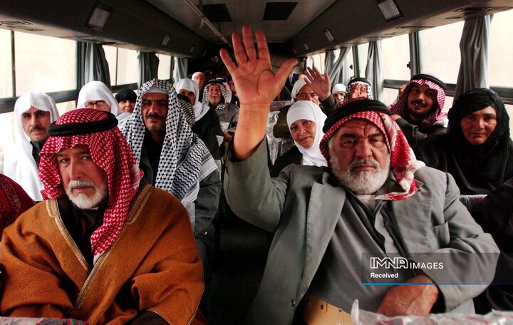 عراقیها در سال 1382، پس از برکناری صدام حسین که منجر به برداشتن محدودیتها برای زیارت خانه خدا شد، با اتوبوس به مکه میروند.