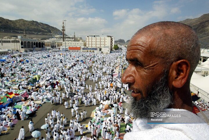 یک زائر بر روی پلی مشرف به منا ایستاده است، جایی که حدود دو میلیون مسلمان در دیماه سال 1382 در مراسم حج اردو زدهاند.