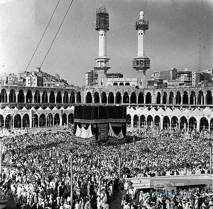 در روز نهم ذی الحجه(آخرین ماه قمری) کعبه در مسجد جامع مکه با پارچه ای به نام کسوة الکعبه پوشانده می شود.