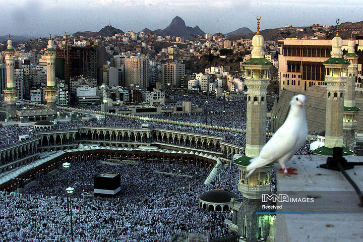 نمایی از مسجد الحرام در بهمن 1378 جایی که بیش از یک میلیون زائر در مکه حضور دارند.