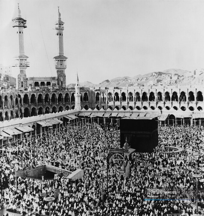 نمایی از کعبه در سال 1346
چاه زمزم در سمت چپ تصویر قرار دارد.