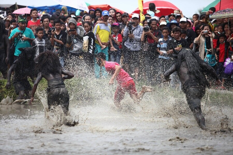 رسوم عجیب در دنیا/سنت جالب اندونزی برای بارش باران + تصاویر