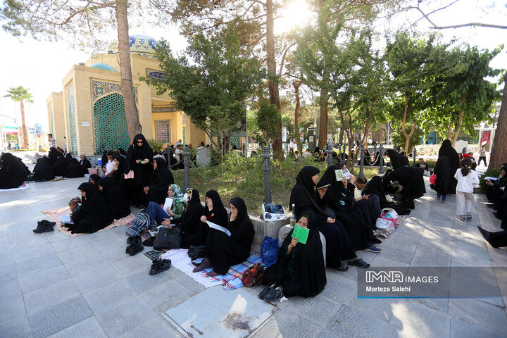 دعای عرفه در گلستان شهدای اصفهان