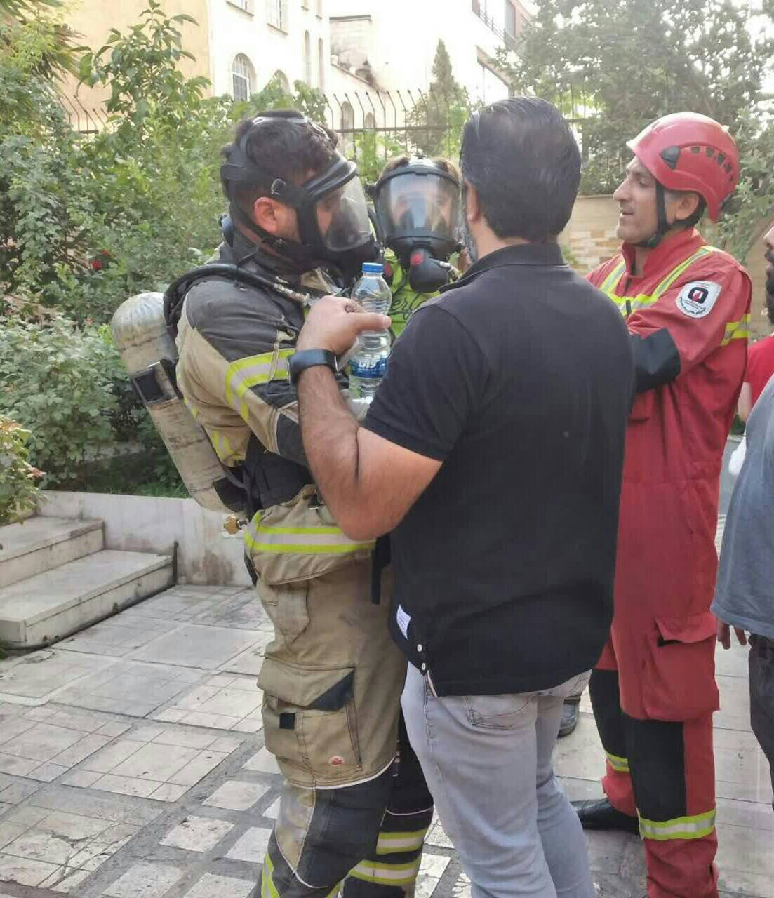 حریق کابین آسانسور مجتمع مسکونی ۵ طبقه در محله پونک تهران + عکس