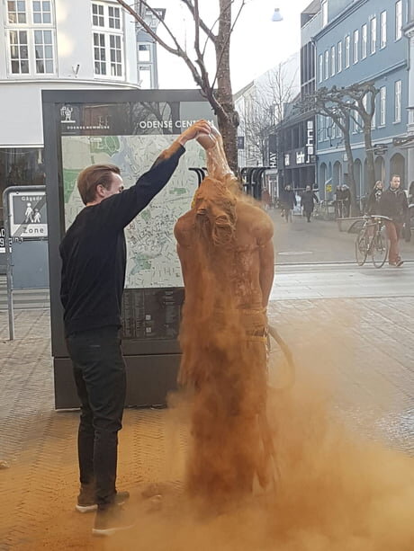 حمام با دارچین؛ رسم عجیب برای جوانان دانمارکی