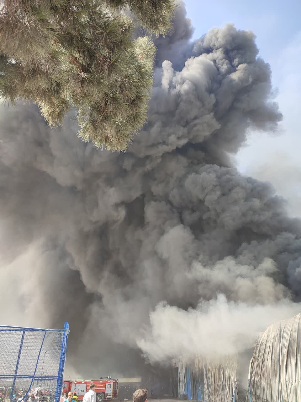 دودگرفتگی و مصدومیت ۱۶ نفر در پی حریق انبار شرکت حایر پلاست + عکس