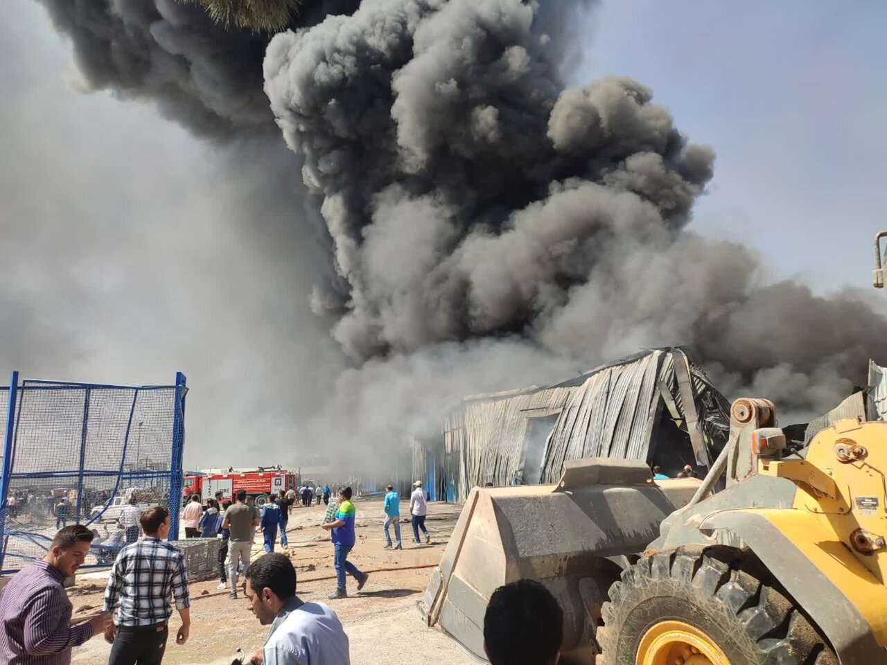 دودگرفتگی و مصدومیت ۱۶ نفر در پی حریق انبار شرکت حایر پلاست + عکس