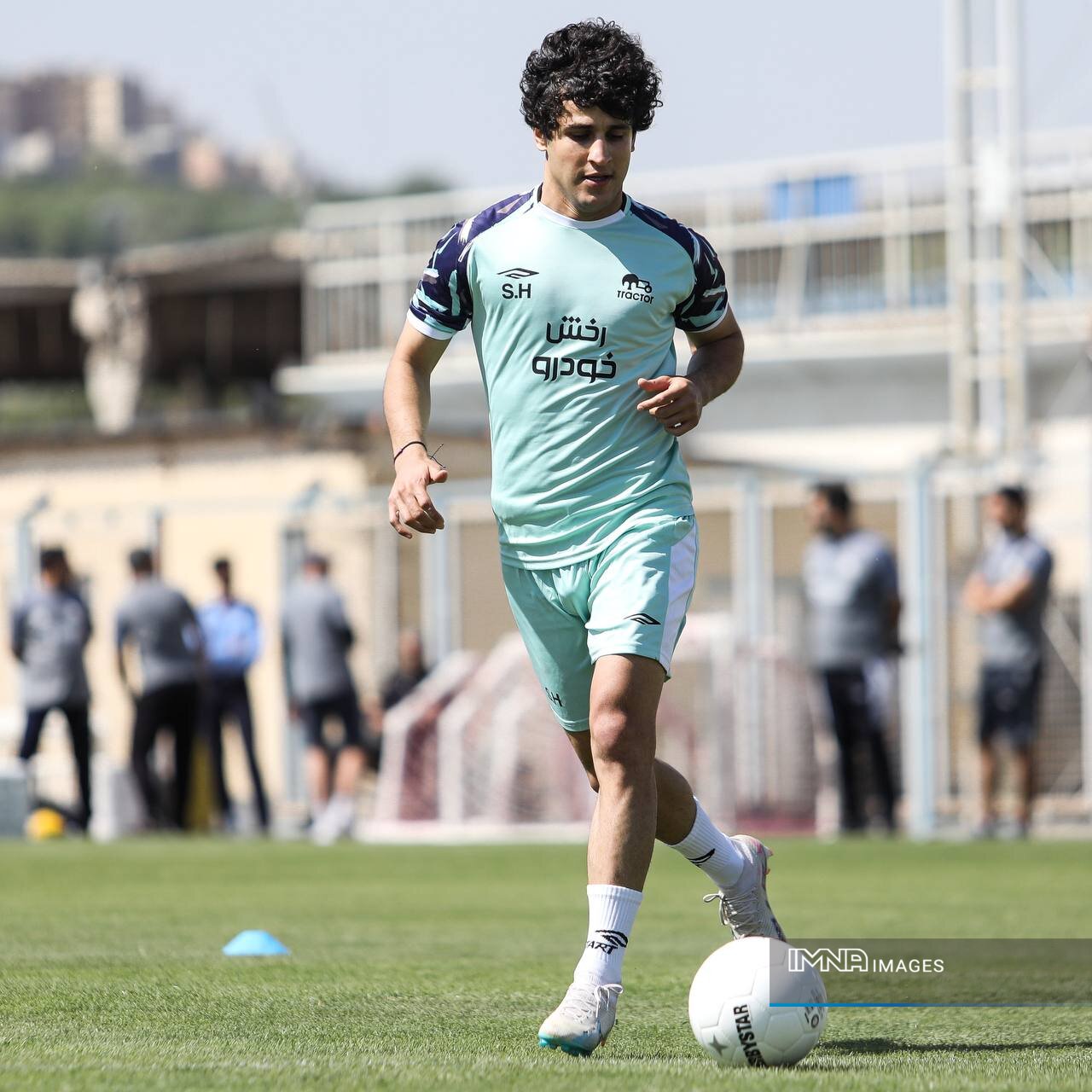 بازگشت صفا هادی به تمرینات تراکتور/ شجاع خلیلزاده با چهرهای خندان در جمع تیتیها +عکس