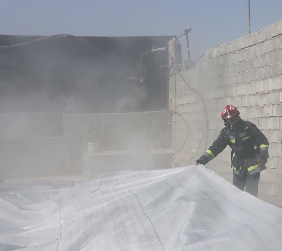 نشت گاز اسید سولفوریک از مخزن ۴ هزار لیتری در کارگاه تولید کود + عکس