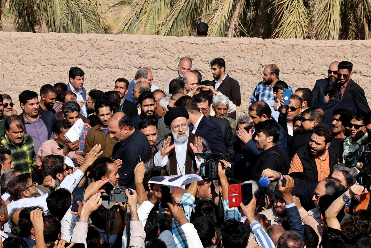 استقبال مردمی از رئیس جمهور در بدو ورود به بم
