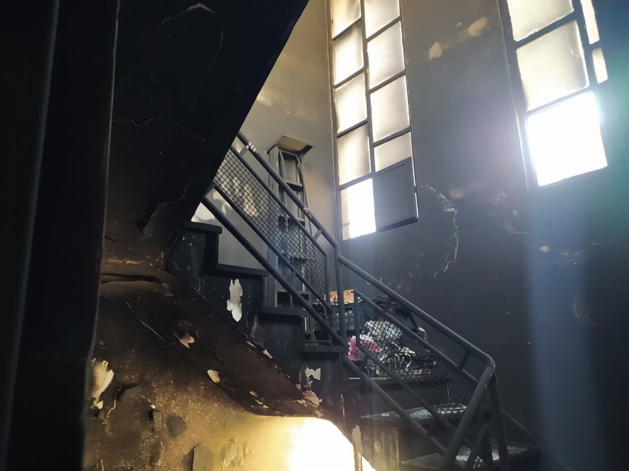 حریق خودروی سواری در پارکینگ ساختمان و مصدوم شدن ۴ نفر در خمینی شهر + عکس و فیلم