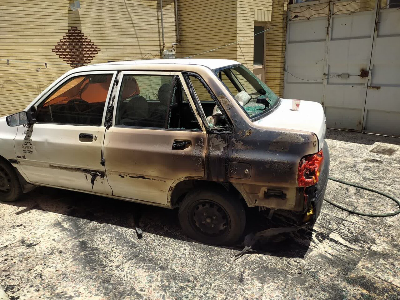 حریق خودروی سواری در پارکینگ ساختمان و مصدوم شدن ۴ نفر در خمینی شهر + عکس و فیلم