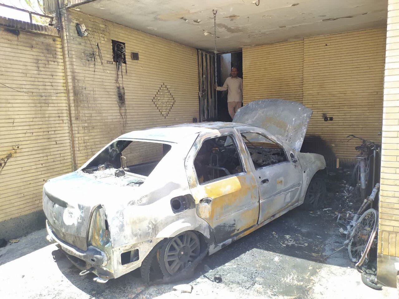 حریق خودروی سواری در پارکینگ ساختمان و مصدوم شدن ۴ نفر در خمینی شهر + عکس و فیلم