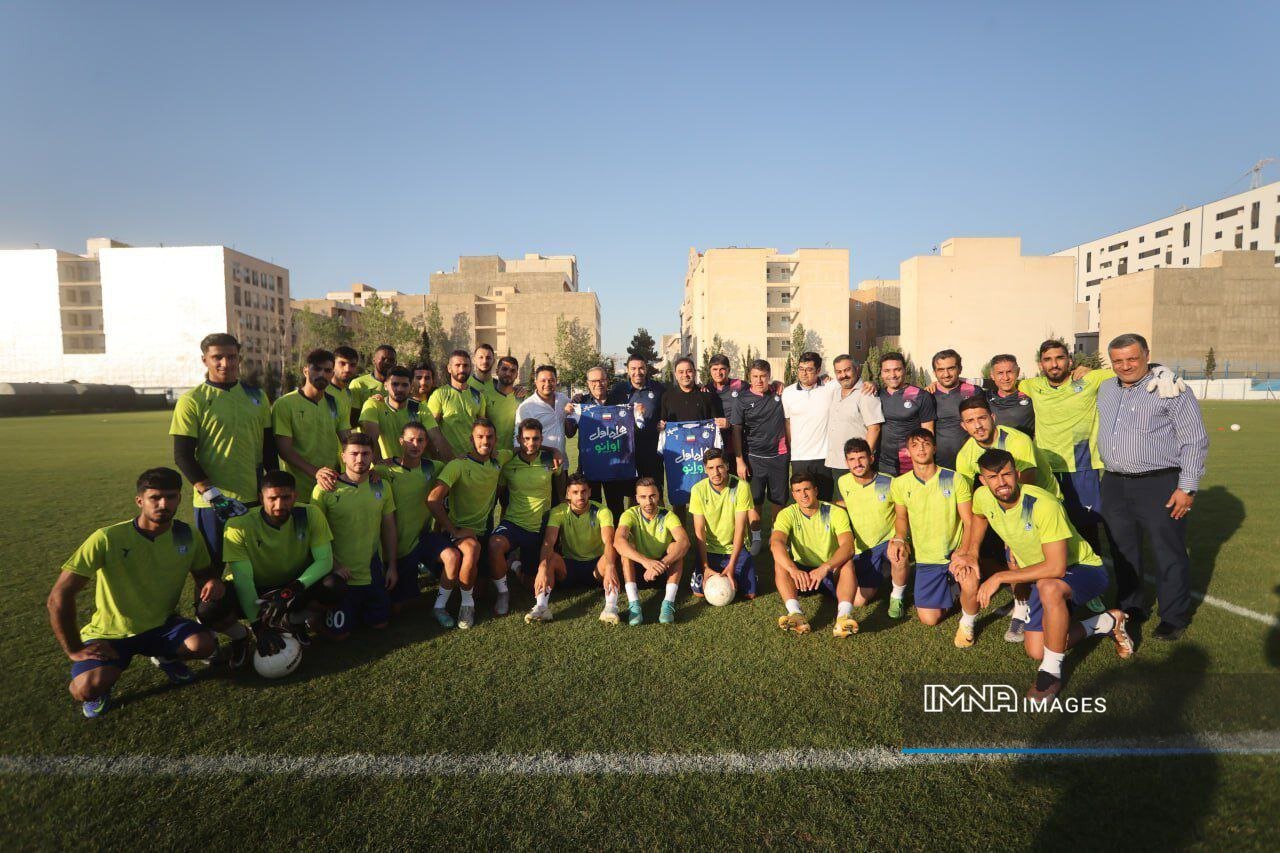 دلجویی جواد نکونام از هواداران مضروب استقلال +عکس