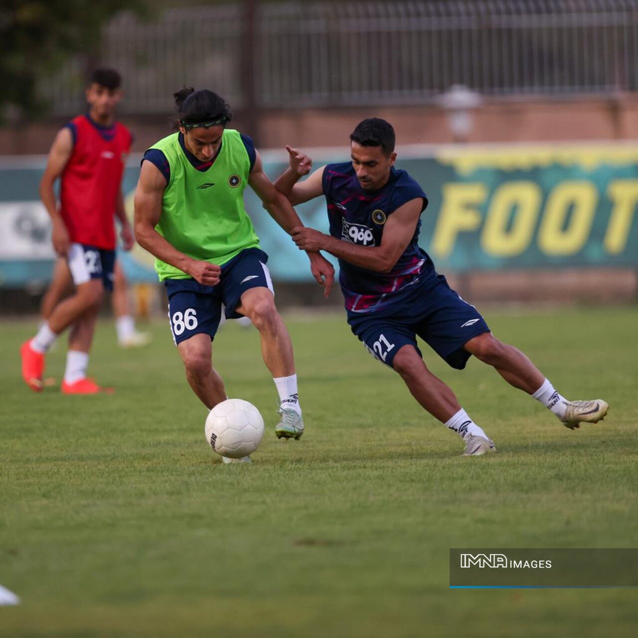 پیگیری تمرینات سپاهان با حضور ملیپوشان/ ادای احترام به خبرنگاران فقید اصفهانی +عکس