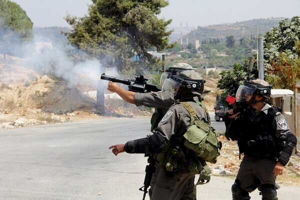 صهیونیست‌ها با حمله به فلسطینیان کرانه باختری ده‌ها نفر را زخمی کردند