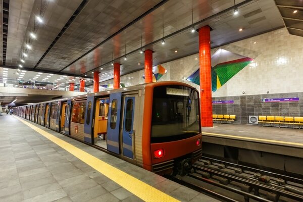 چرا نباید از خط زرد ایستگاه‌های مترو رد شد؟