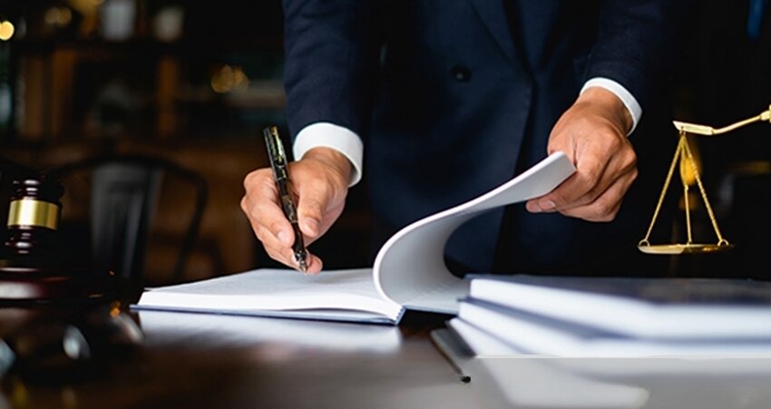 تفاوت وکیل کانون با مرکز وکلا