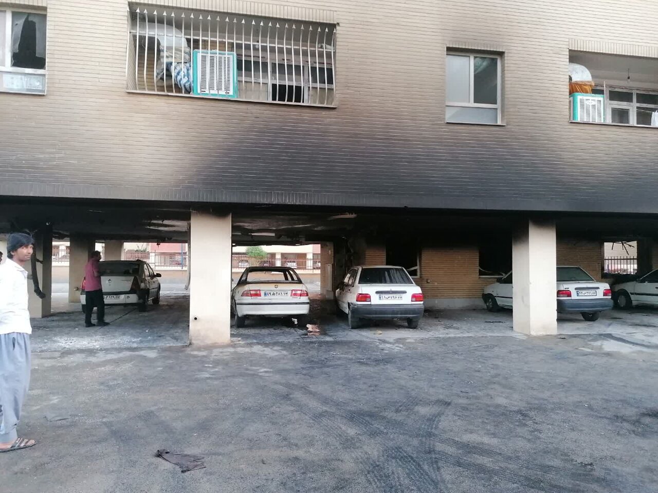 حریق مرگبار در پارکینگ مجتمع مسکونی ۵ طبقه در فولادشهر + عکس