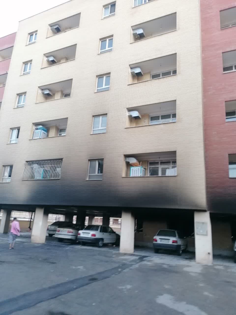 حریق مرگبار در پارکینگ مجتمع مسکونی ۵ طبقه در فولادشهر + عکس