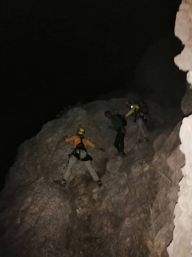 حدود ۳ ساعت عملیات برای نجات جان یک محبوس شده در مسیرهای صعبالعبور کوه صفه