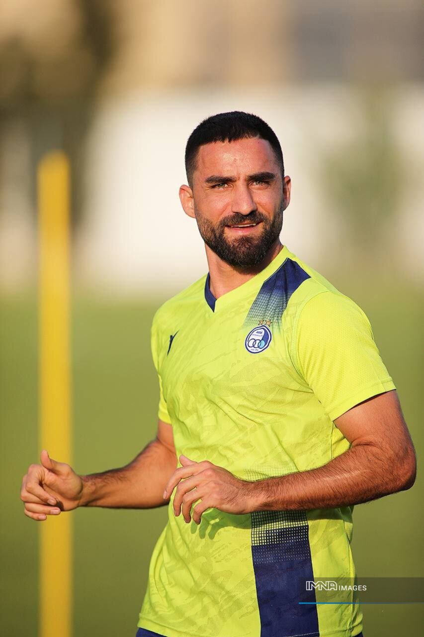 مهرداد محمدی بالاخره پیراهن استقلال را به تن کرد +عکس