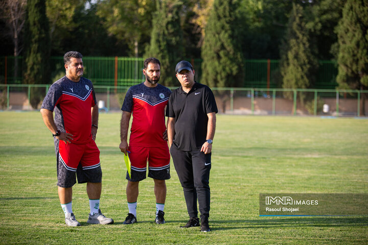 اضافه شدن چند بازیکن جدید به تیم فوتبال ذوب‌آهن/با خسرو حیدری صحبت‌ کردم+فیلم