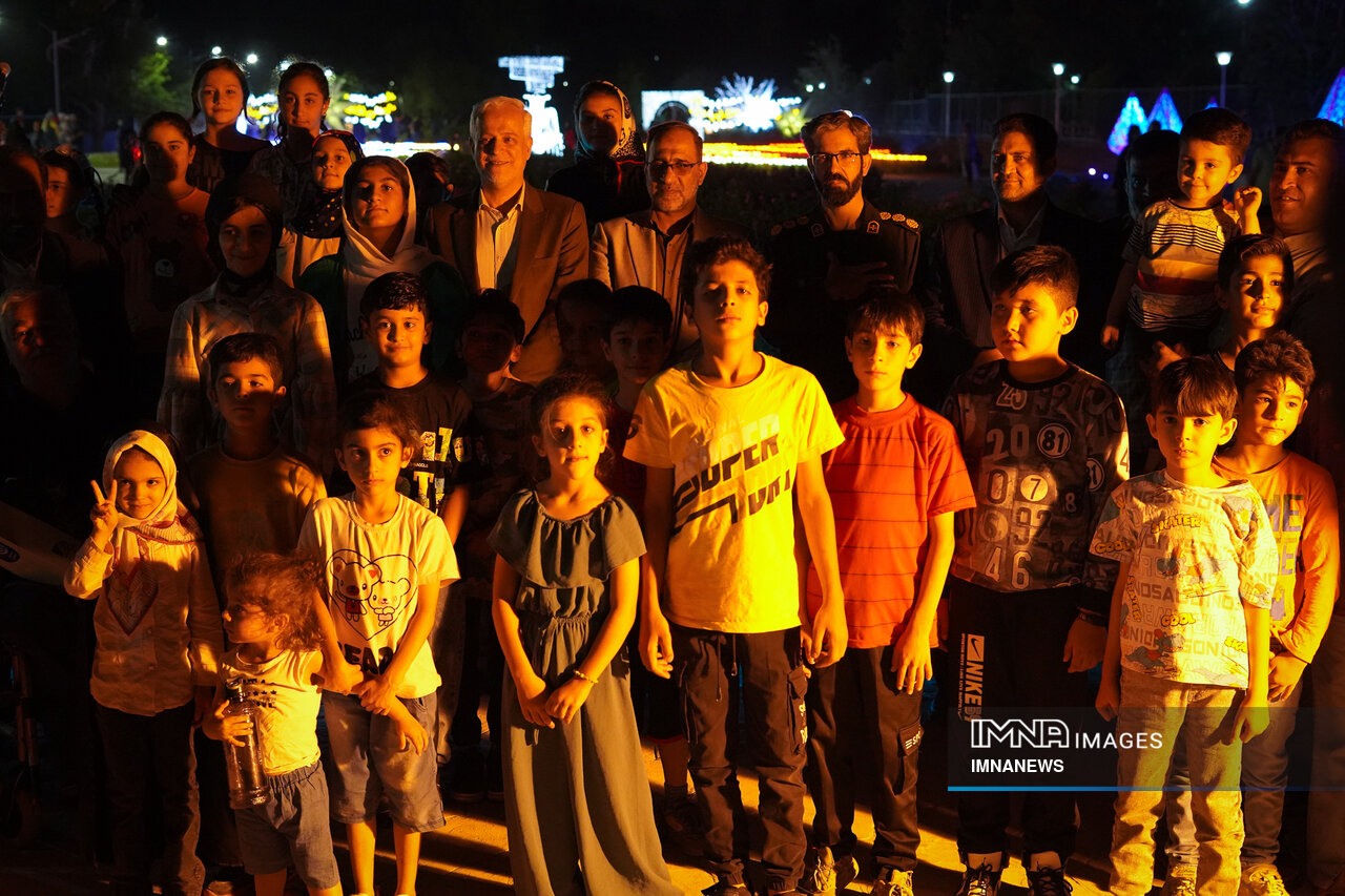 «به احترام مردم اصفهان» در ایستگاه شانزدهم/ آسمان ناژوان نورانی شد