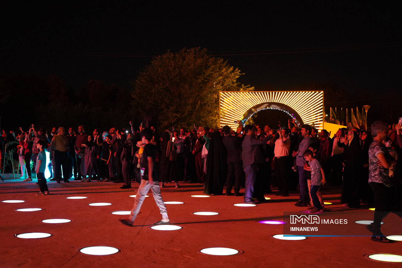 «به احترام مردم اصفهان» در ایستگاه شانزدهم/ آسمان ناژوان نورانی شد