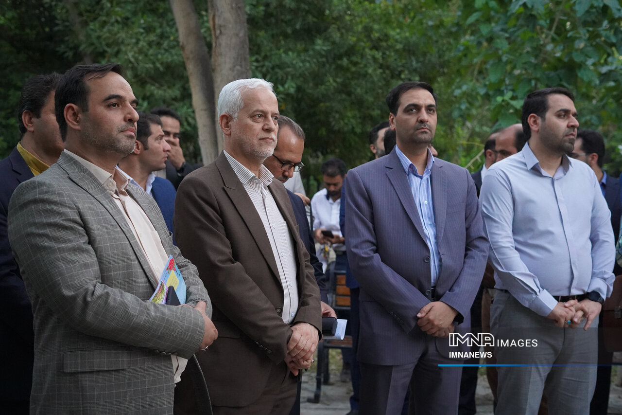 «به احترام مردم اصفهان» در ایستگاه شانزدهم/ آسمان ناژوان نورانی شد