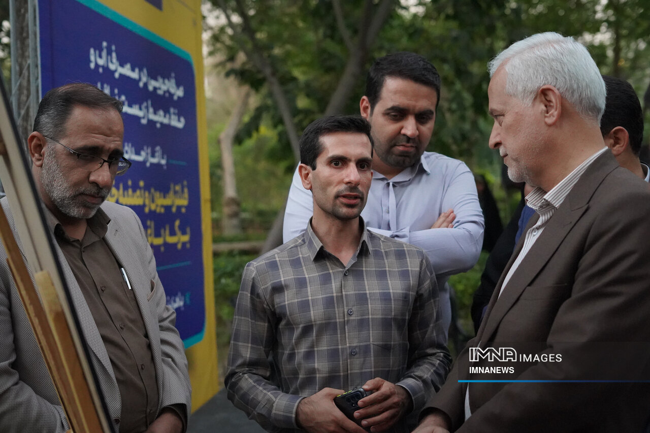 «به احترام مردم اصفهان» در ایستگاه شانزدهم/ آسمان ناژوان نورانی شد