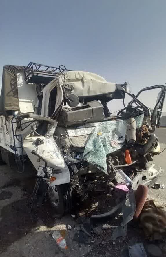 تصادف تریلی، کامیونت و خودروی سواری در آزادراه قم _ کاشان + عکس