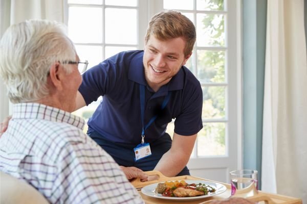 استخدام و انتخاب پرستار سالمند با تجربه از طریق شرکت‌های پرستاریف امن ترین گزینه است.