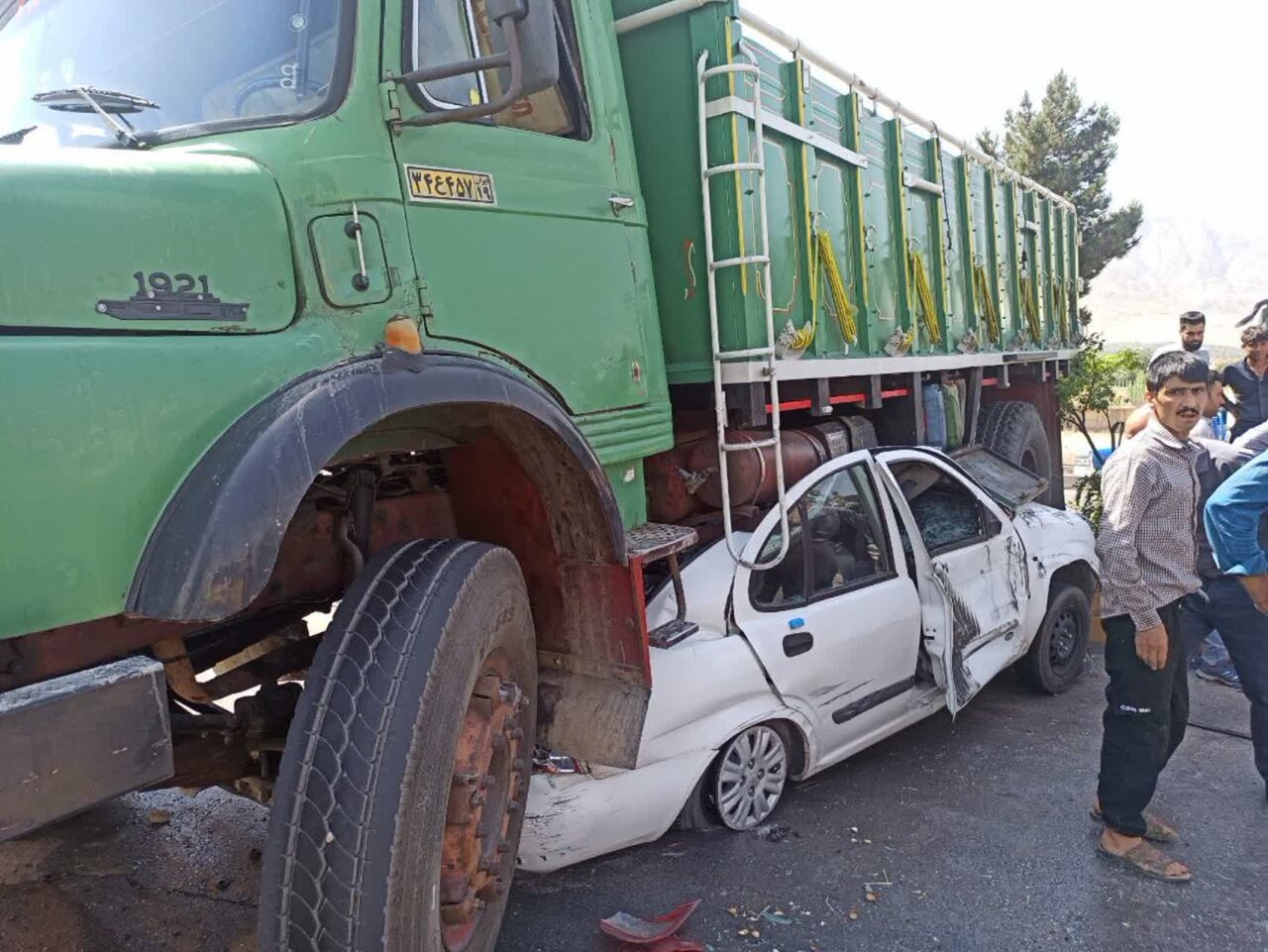 تصادف بنز تک و خودروی تیبا مقابل دانشگاه صنعتی اصفهان+ عکس و فیلم