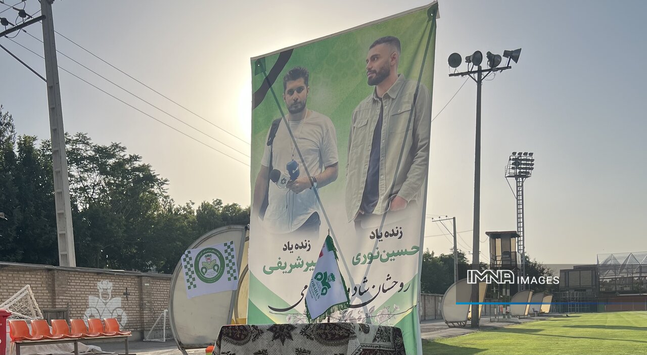 ادای احترام اعضای تیم فوتبال ذوب‌آهن به زنده‌یادان رسانه‌ای اصفهان+فیلم