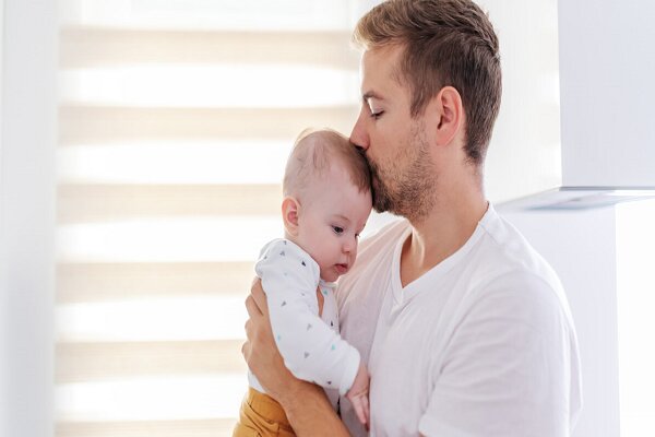 تأثیر بوسیدن کودکان توسط والدین بر افزایش سطح بلوغ فکری
