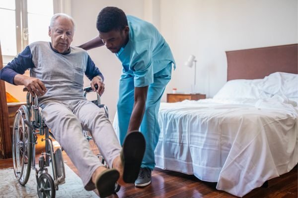 یکی دیگر از وظایف پرستار سالمند همنشینی با سالمند برای رهایی او از حس انزوا و افسردگی است