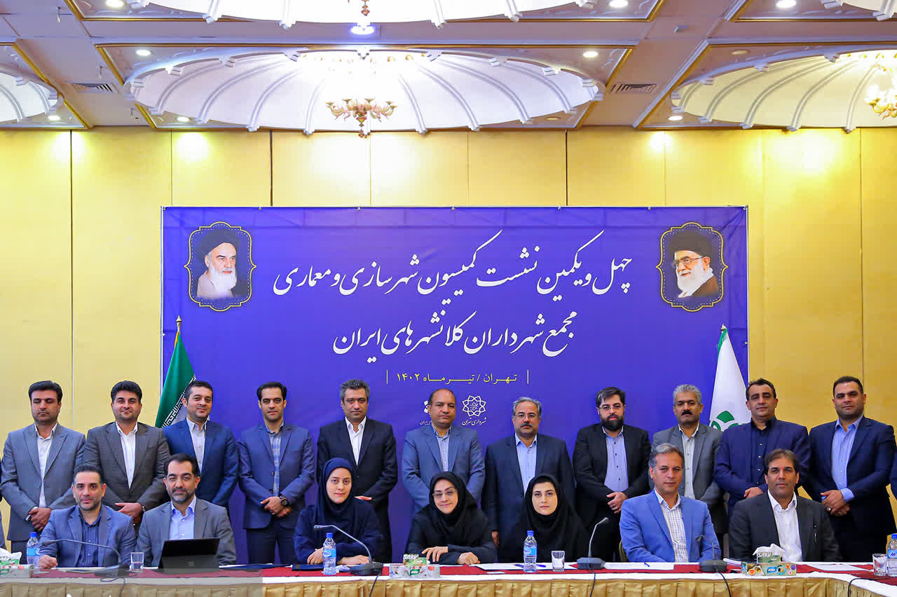 اهدای حکم ریاست شورای سیاستگذاری مجمع کلانشهرهای ایران به معاون شهردار اصفهان