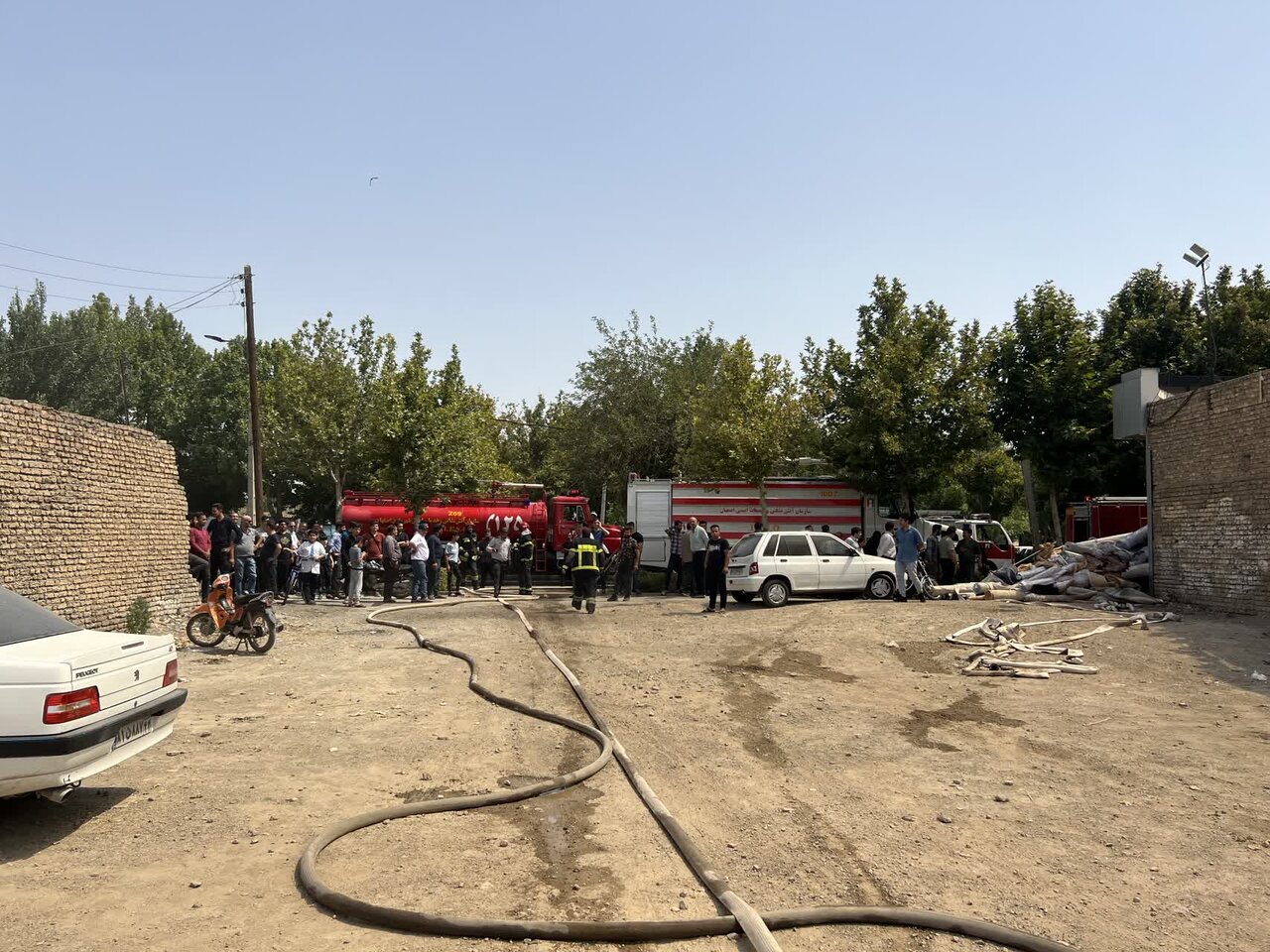 حریق کارگاه چوب در خیابان آتشگاه + عکس