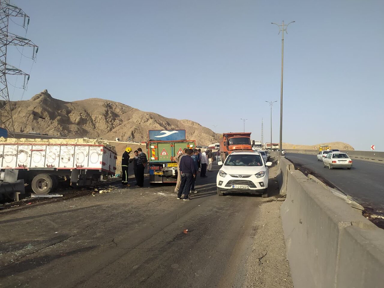 تصادفات زنجیره‌ای در پی جاری شدن خون از تانکر حامل خون کشتارگاه + عکس و فیلم