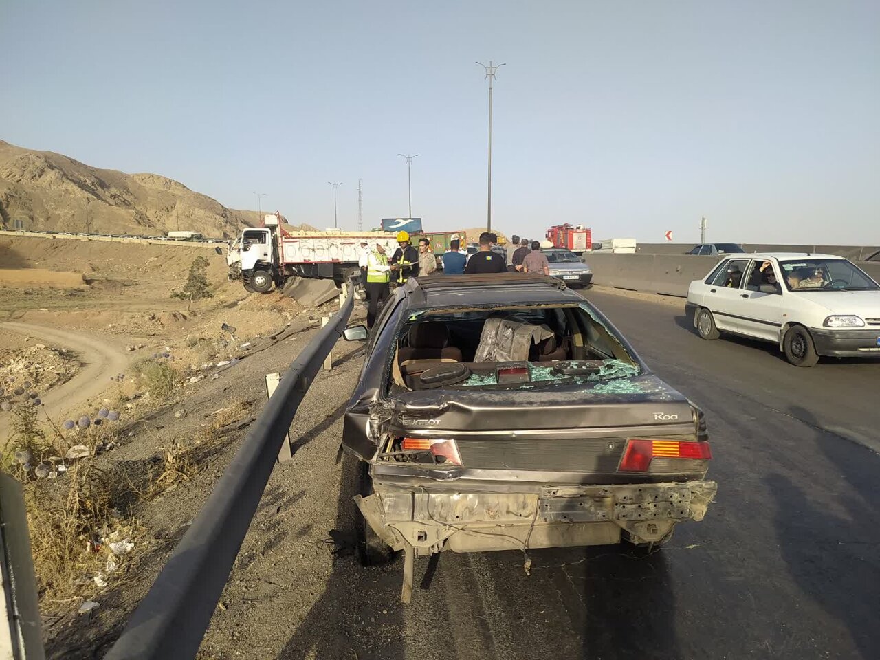 تصادفات زنجیره‌ای در پی جاری شدن خون از تانکر حامل خون کشتارگاه + عکس و فیلم