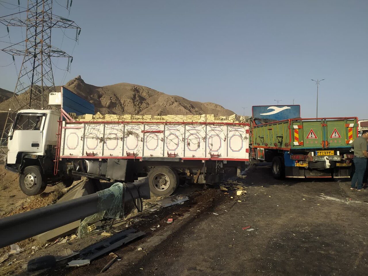 تصادفات زنجیرهای در پی جاری شدن خون از تانکر حامل خون کشتارگاه + عکس و فیلم