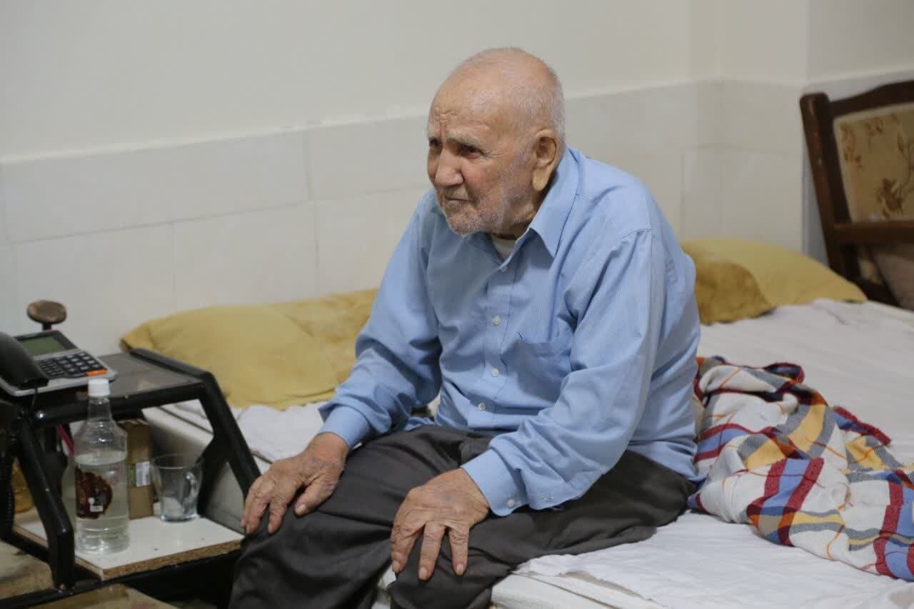 شهردار اصفهان با پدر شهید «احمد روزبهانی» دیدار و گفت‌وگو کرد